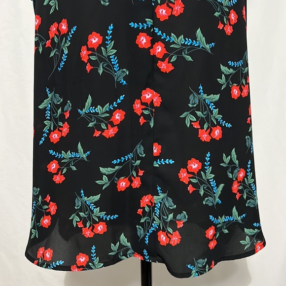 VINCE CAMUTO Size Medium Black with Red Floral High/Low Sleeveless Tank Blouse - Picture 4 of 15